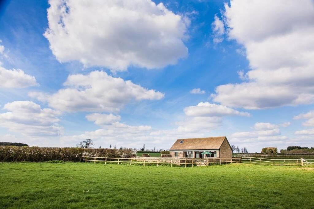 Вілла Secluded Romantic Cotswolds Barn - Sleeps 2 To 4 - Near Cirencester - Dog Friendly Kemble Екстер'єр фото