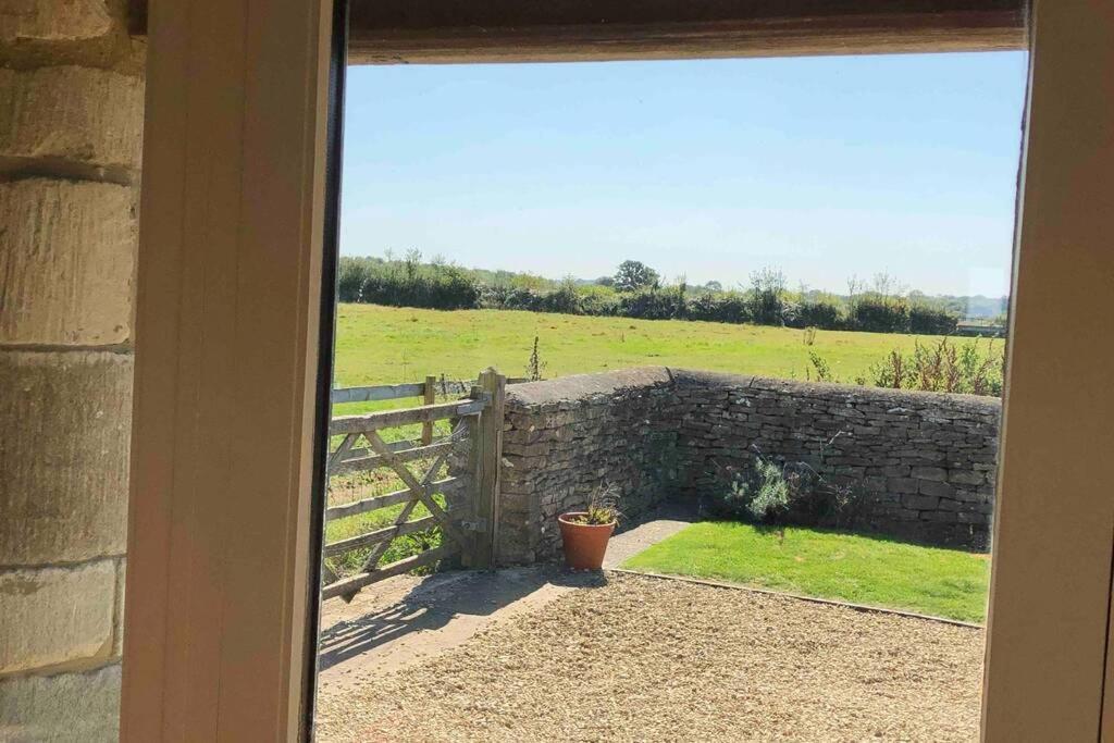 Вілла Secluded Romantic Cotswolds Barn - Sleeps 2 To 4 - Near Cirencester - Dog Friendly Kemble Екстер'єр фото