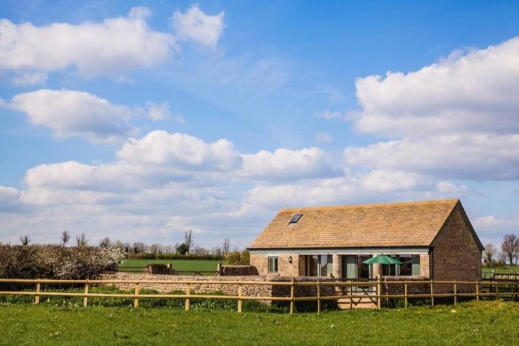 Вілла Secluded Romantic Cotswolds Barn - Sleeps 2 To 4 - Near Cirencester - Dog Friendly Kemble Екстер'єр фото