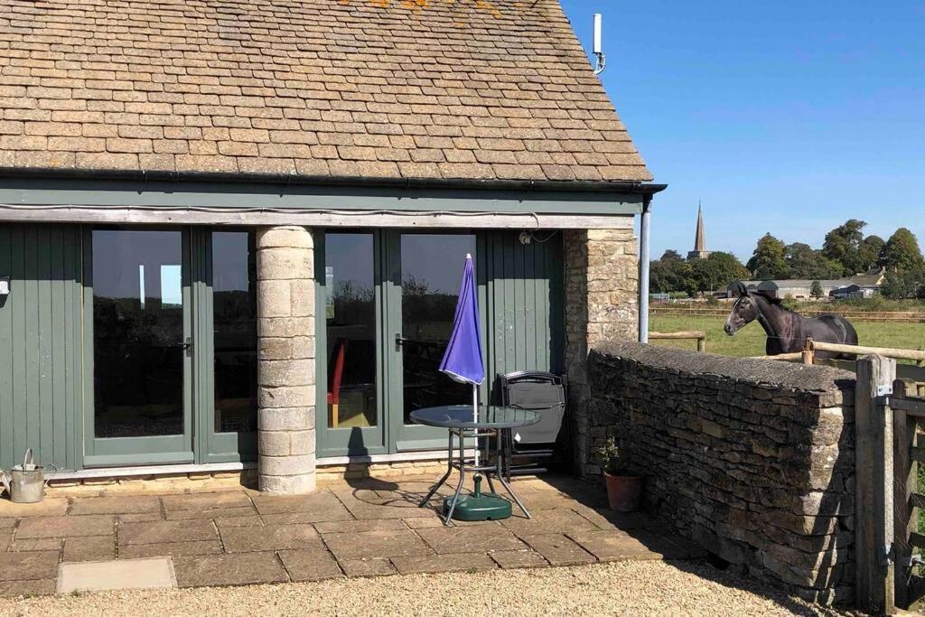 Вілла Secluded Romantic Cotswolds Barn - Sleeps 2 To 4 - Near Cirencester - Dog Friendly Kemble Екстер'єр фото