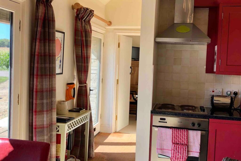 Вілла Secluded Romantic Cotswolds Barn - Sleeps 2 To 4 - Near Cirencester - Dog Friendly Kemble Екстер'єр фото