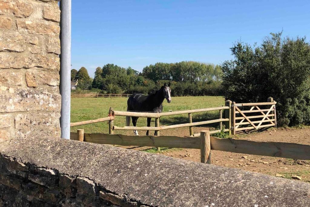 Вілла Secluded Romantic Cotswolds Barn - Sleeps 2 To 4 - Near Cirencester - Dog Friendly Kemble Екстер'єр фото